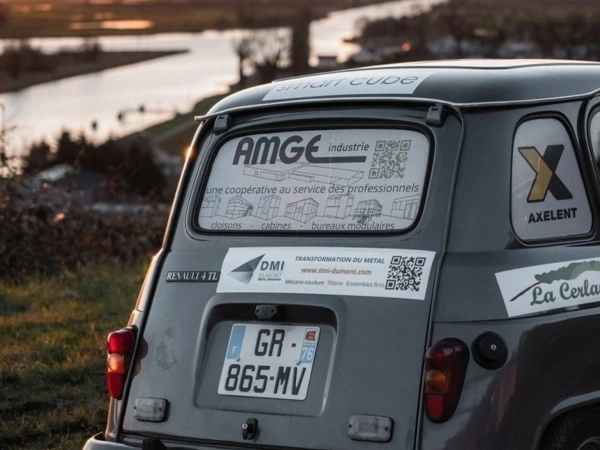 Voiture du 4L trophy avec la sponsorisée par DMI Dumont Métal Industrie