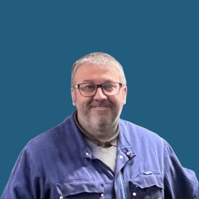 Ludovic Daoust cintreur sur commande numérique chez DMI Dumont Métal Industrie