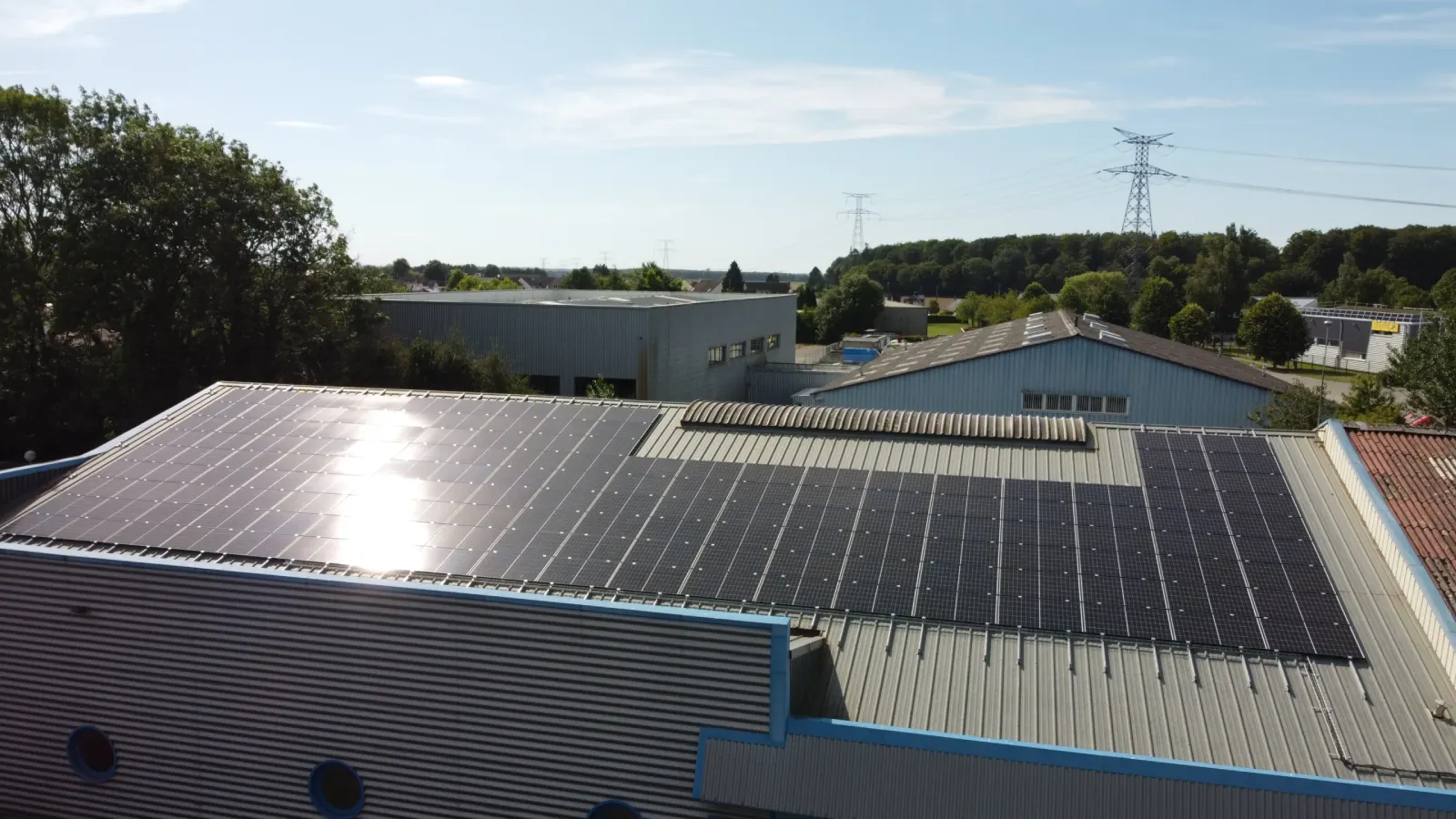 Zoom sur les panneaux solaires de DMI Dumont Métal industrie