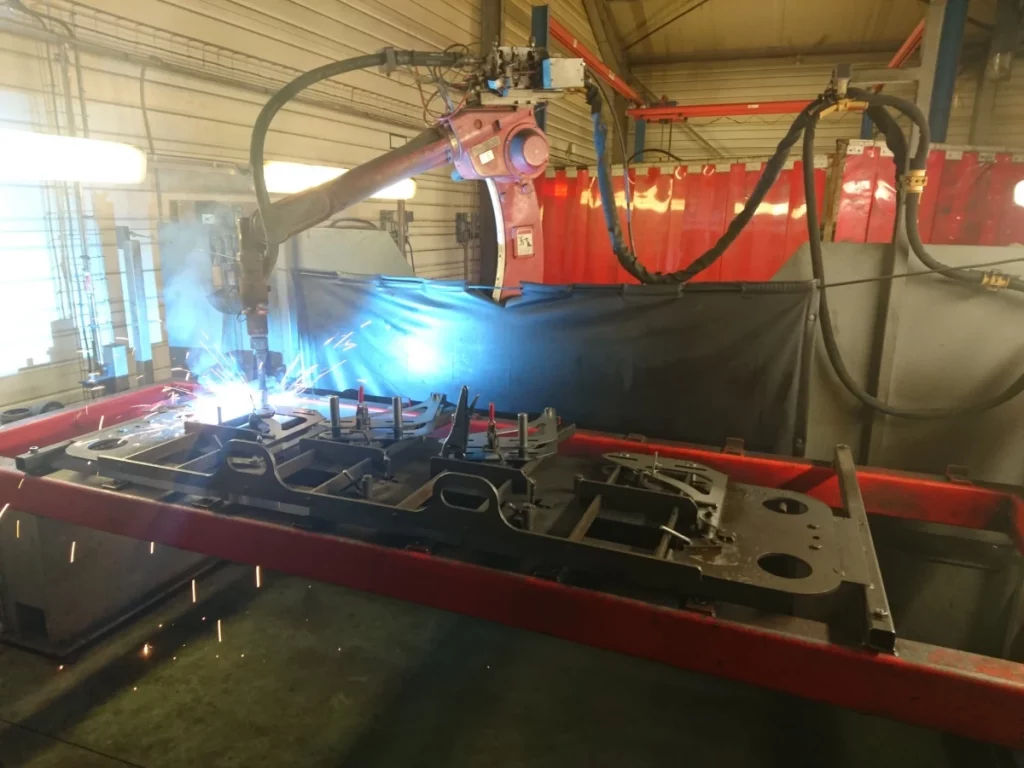 Robot mécano-soudeur en action