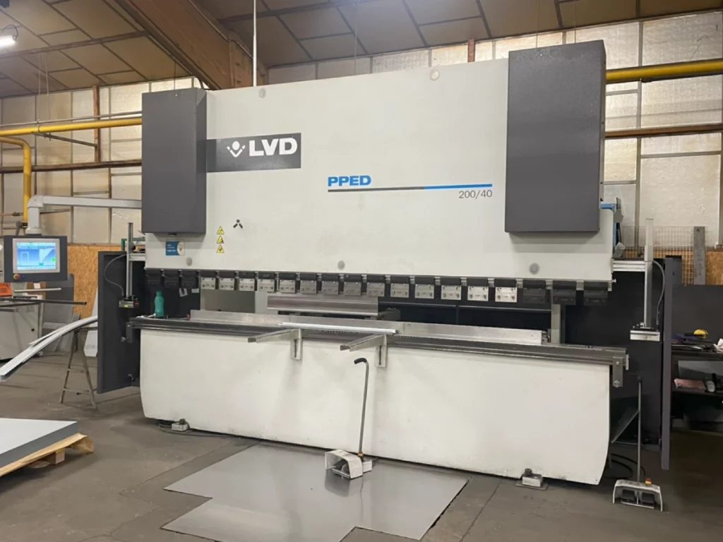 Presse plieuse pour le pliage de pièces métalliques